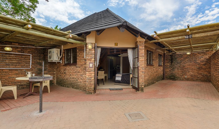 Studio Apartment with Patio: Dikhololo offers spacious and comfortable self-catering units which blend harmoniously with its lush bush surroundings.
