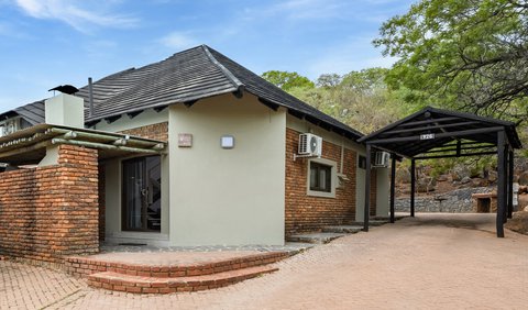 Two Bedroom Apartment with Patio: Two Bedroom Apartment with Patio