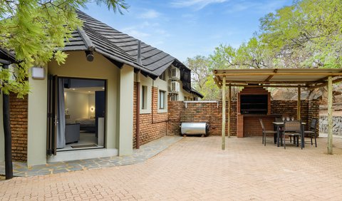 Studio Apartment with Patio: Studio Apartment with Patio