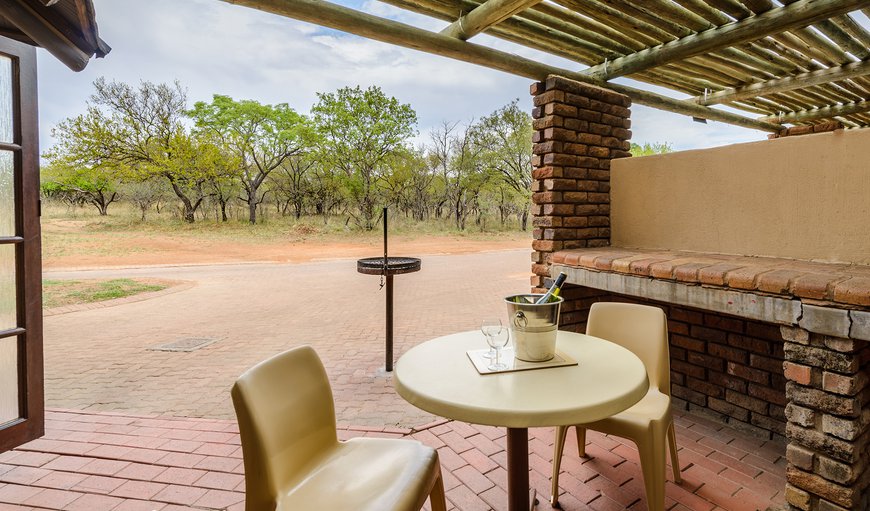Studio Apartment with Patio: Studio Chalet- Private braai area.
