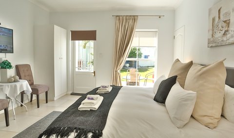 Deluxe King Room: Deluxe Twin Room ,king size bed with en-suite bathroom and private patio