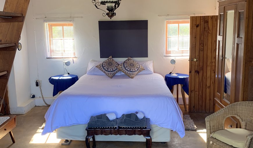 Dove cottage: Bedroom with a double bed and fresh linen
