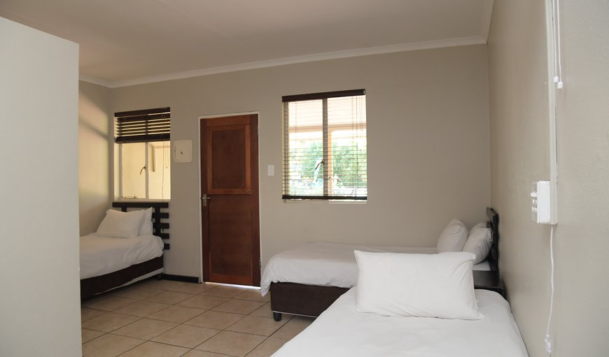 5 Sleeper Flat Tulbagh: 5 Sleeper Flat Tulbagh - Open plan kitchen/living area with three single beds
