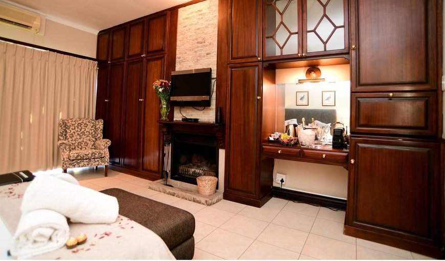 Luxury Room: Luxury Room - Bedroom with a queen size bed