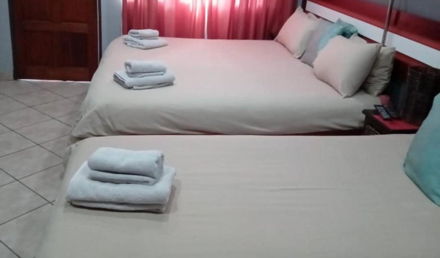 Triple Room with King Bed: Bed