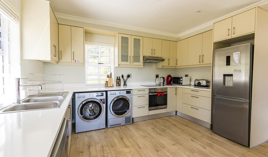 Shiraz Cottage: Shiraz Cottage - The open plan kitchen is equipped with a fridge, stove, microwave, toaster and kettle.