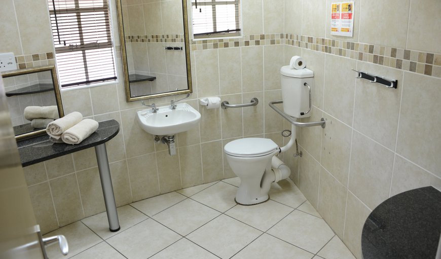 4 Sleeper Rondavel 3* (wheelchair): 4 Sleeper Rondavel (wheelchair) - Bathroom