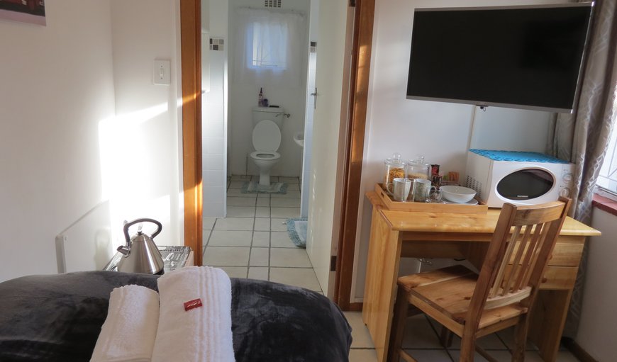 The Single Unit: Bedroom into bathroom
