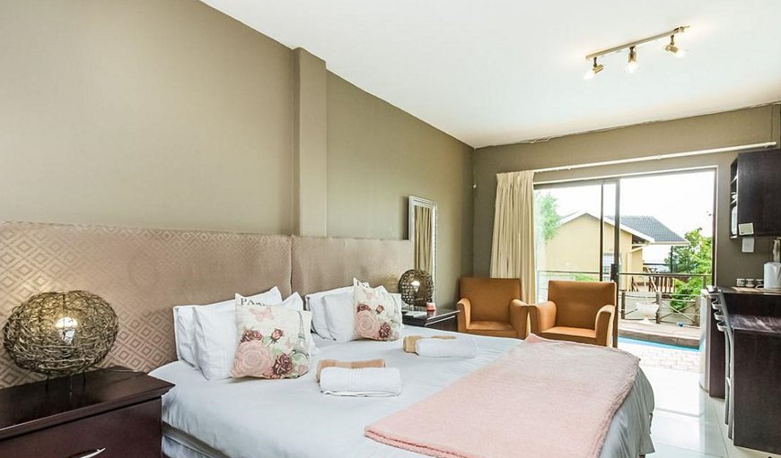Ensuite Room with Swimming Pool: En Suite Room