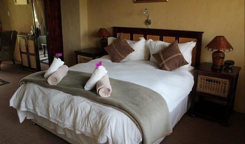 Deluxe Double Room: Deluxe Double Room with a queen-size bed.