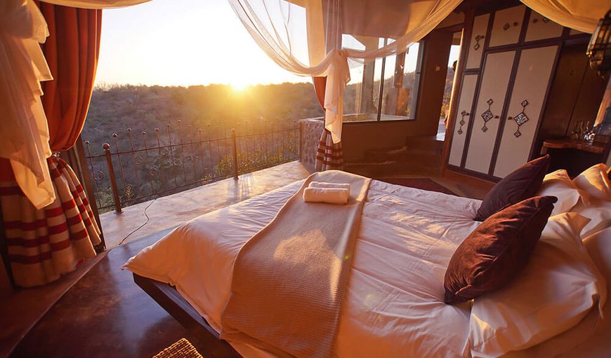 Honeymoon Suite: Honeymoon Suite - King size bed with stunning views