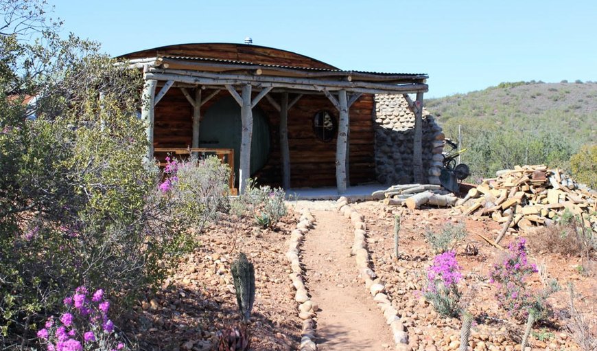 The Hares Lair: Unique hobbit style house.