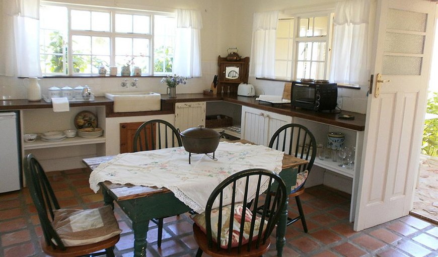 Cottages: Cottages with a dining table and chairs.