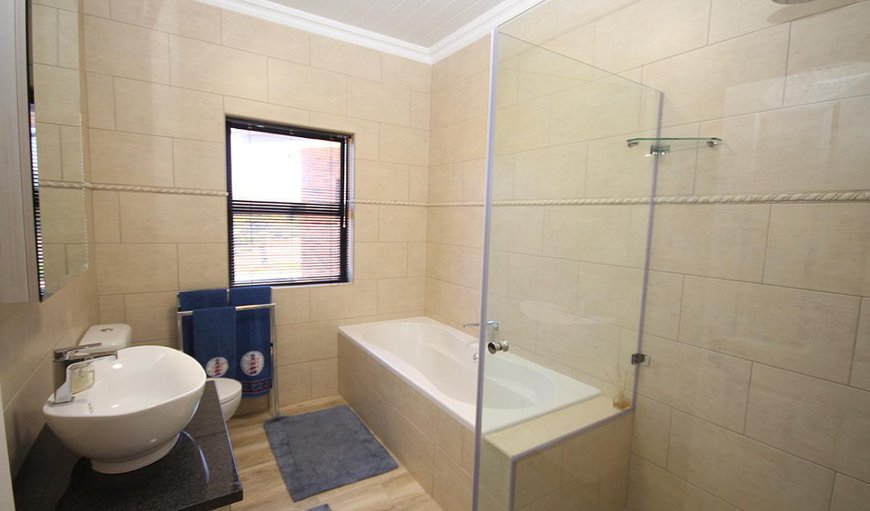 Suikerbekkie: Master Bedroom's en-suite bathroom