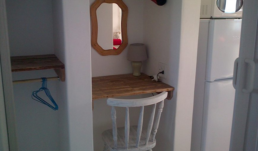 Wegbreek Cottage: Dressing table in cupboard