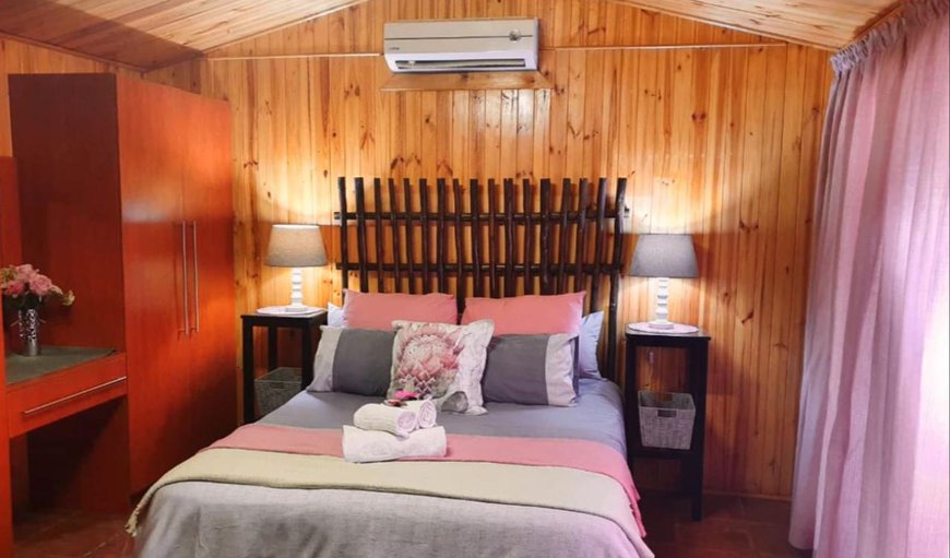 Loerie Studio: Loerie Studio - Bedroom with a queen size bed and a single bed