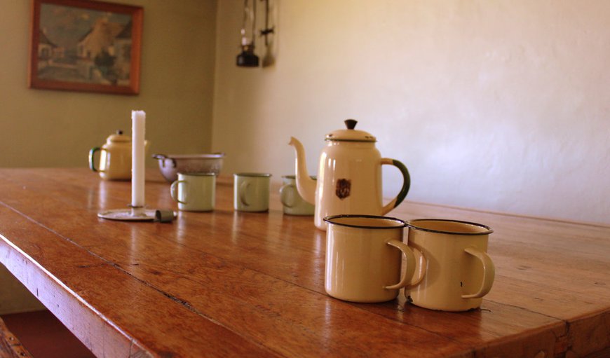 De Mond Cottage - The kitchen is equipped with a gas fridge, a gas stove and oven, cutlery and crockery. De Mond Cottage - The kitchen is equipped with a gas fridge, a gas stove and oven, cutlery and crockery.