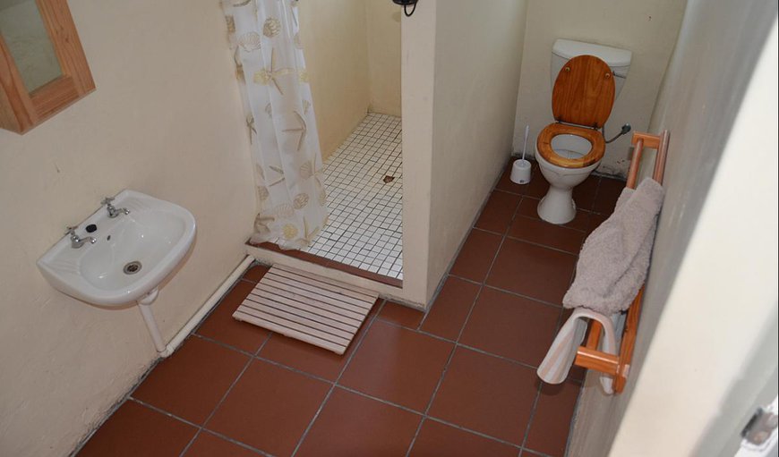 De Mond Cottage - The bathroom has a bath and a shower, while the en-suite bathroom has a shower only. De Mond Cottage - The bathroom has a bath and a shower, while the en-suite bathroom has a shower only.