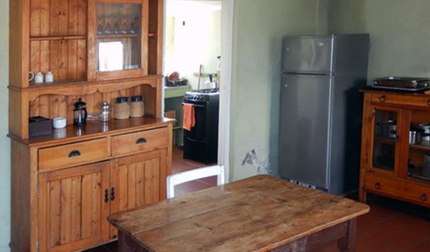 De Mond Cottage - The kitchen is equipped with a gas fridge, a gas stove and oven, cutlery and crockery. De Mond Cottage - The kitchen is equipped with a gas fridge, a gas stove and oven, cutlery and crockery.