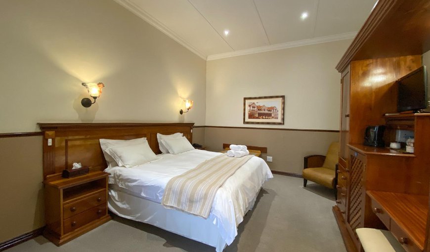 Luxury Family Suite: Luxury Family Suite - Bedroom with a king size bed and a sleeper couch