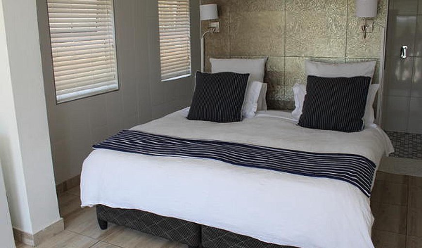 5 Queen Room - Open plan with views: Room 4 - Bedroom
