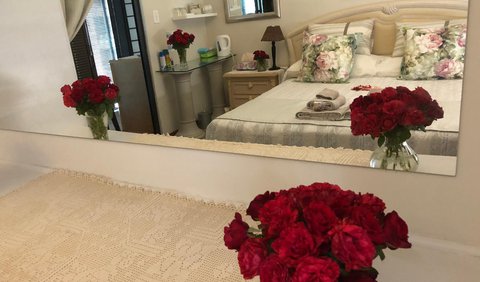 2 bedrooms Family Bathroom aircon & wifi: Bedroom with a kin sized bed