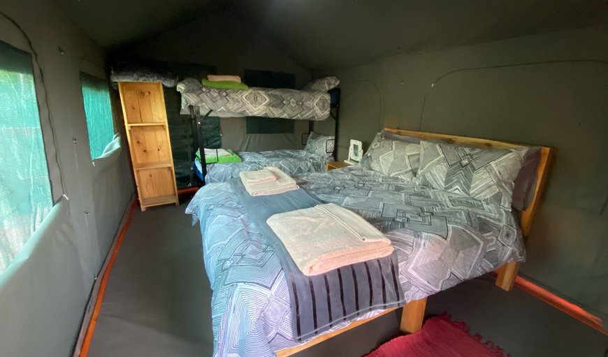 T2, Family tent on deck in valley: Family tent on deck in valley incllinen - Tent with a double bed and a bunk bed