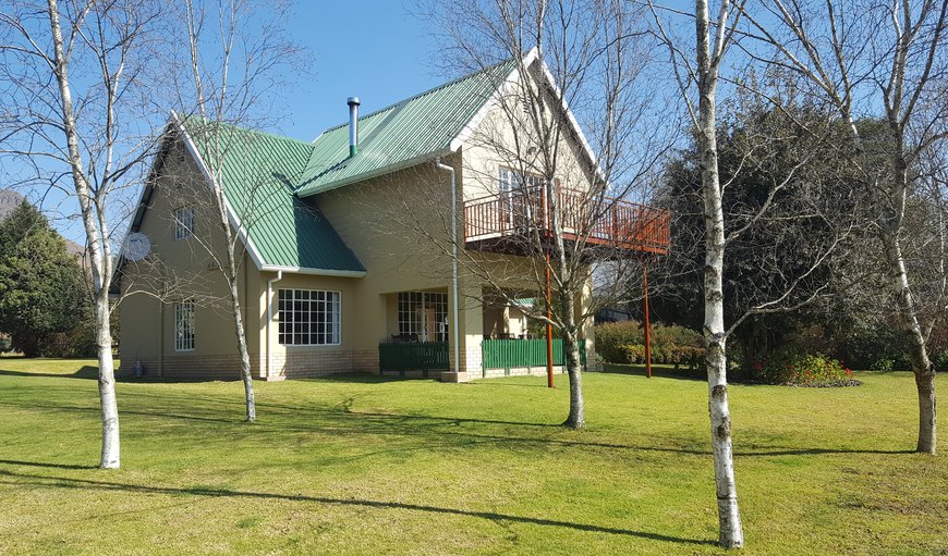 Copperleigh Trout Lodge: Front of Lodge, wooden deck on top and verandah with braai on the bottom