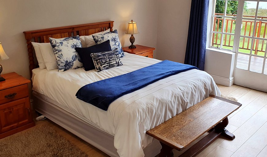 Copperleigh Trout Lodge: Lodge Master bedroom with queen size bed and wooden deck overlooking the dam