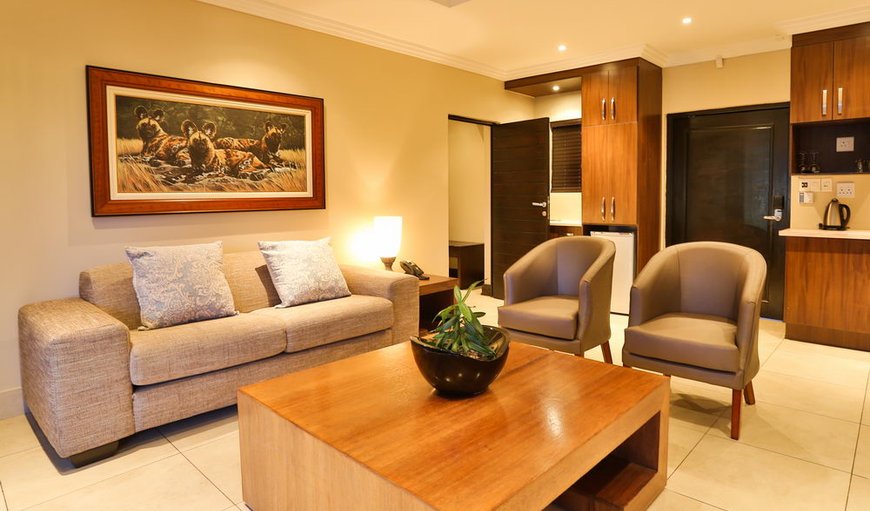 Executive Suite with Pool: Inviting lounge area