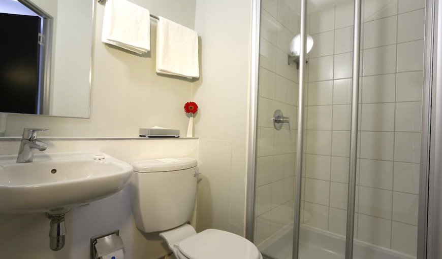Standard Double Room: En-Suite Bathroom