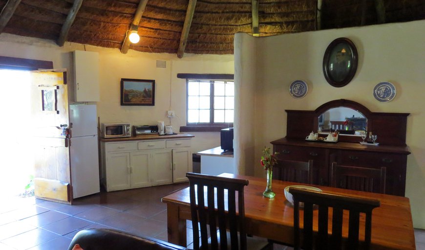 Lavender Thatched Rondavel: Kitchen/Dining area