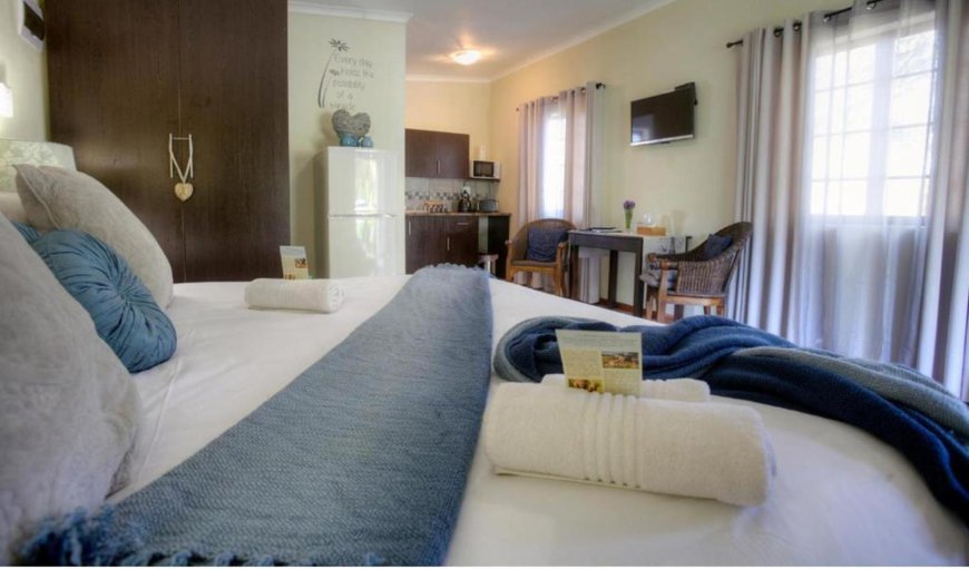 Room 7  - Self Catering Unit: Room 7 - Self Catering Unit - Open plan area with a king size bed and a sleeper couch