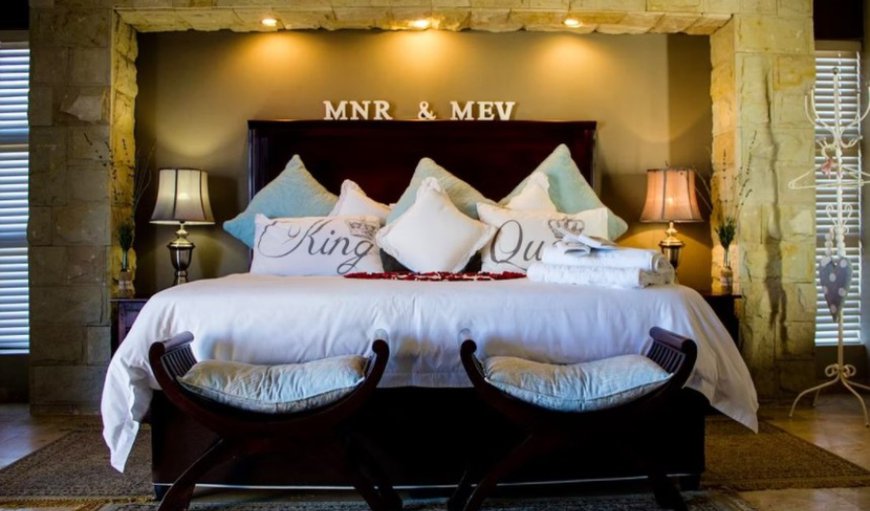 Honeymoon Suite: Honeymoon Suite - Bed