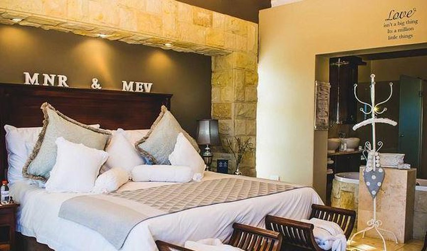 Honeymoon Suite: Honeymoon Suite - Bed