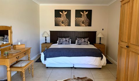 Zebras Rest Suite B&B Poolside King/Twin: Oakwood Suite bedroom