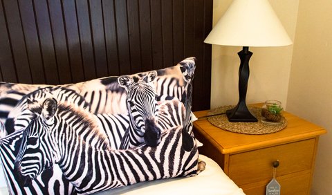 Zebras Rest Suite B&B Poolside King/Twin: Oakwood Suite