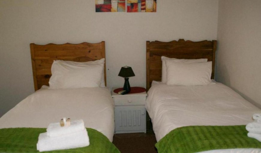 Standard Twin Room: Bed