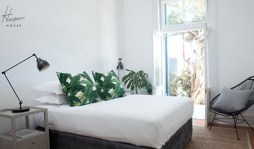 Deluxe room: Queen room with shared bathroom