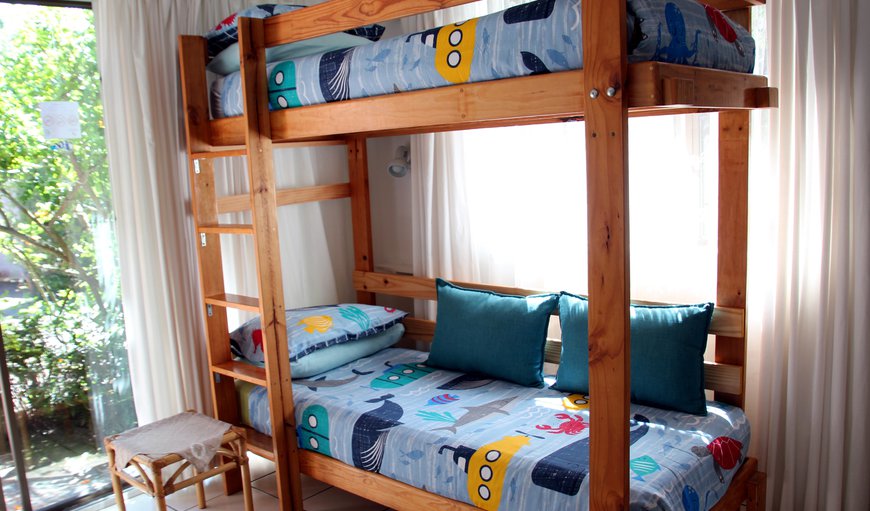 Sea Why: Bunk, day bed in living area