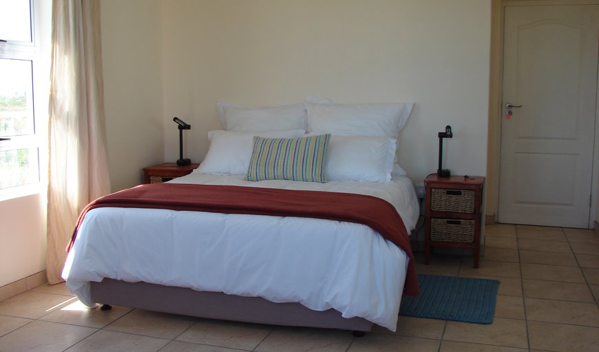 Beach House: Bedroom with queen-size bed and en-suite.