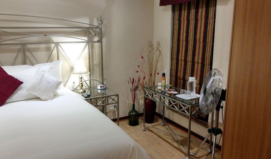 Standard - double bed + space for single: Deluxe Suite Bedroom