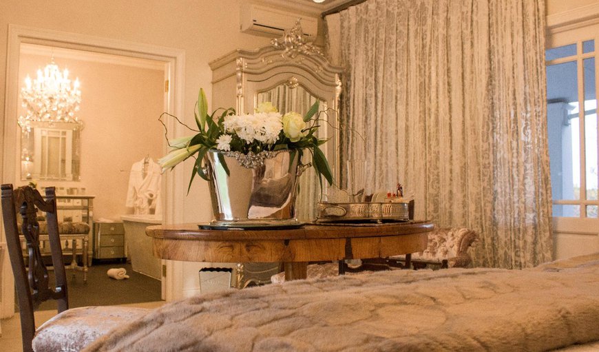 Honeymoon Suite: Honeymoon Suite - Bedroom with a king size bed