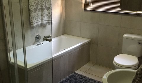 Self-Catering Unit: Bathroom with bath tub and shower