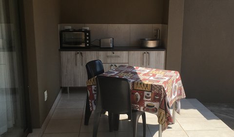 Self-Catering Bedroom: Outdoor kitchenette