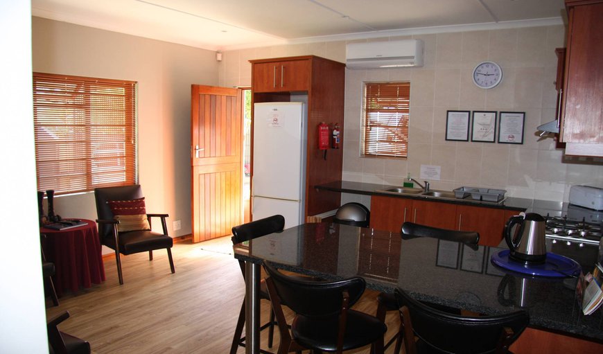 Nerina Self Catering Cottage: Open plan kitchen and lounge area