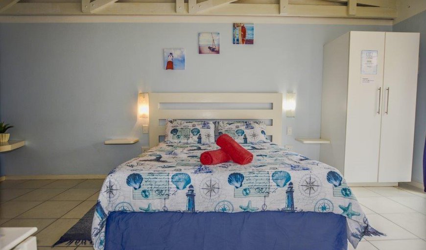 Lovers Lane Cottage: Lovers Lane Cottage has a queen size bed with cupboard for packing space.