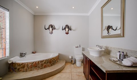 Luxury Suite: Room 1 Bathroom