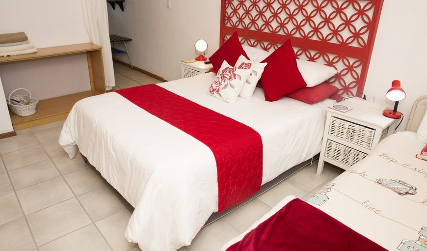 Tontelbossie: The bedroom is furnished with a double bed and a single bed