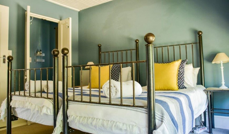 Luxury Villa: Bedroom with Single Beds